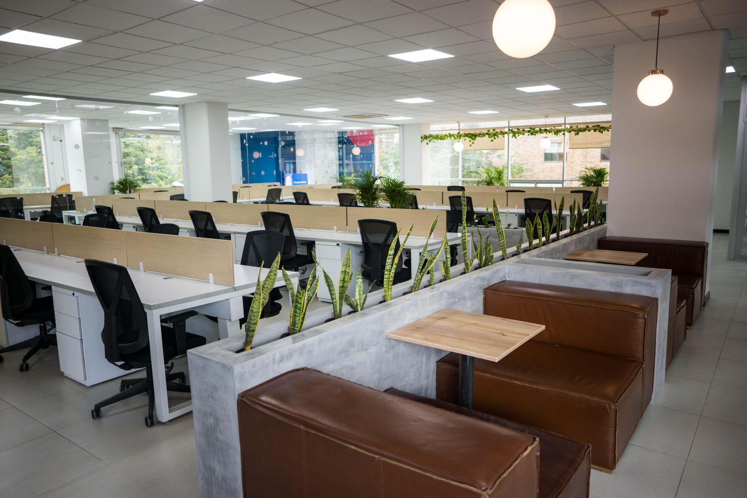 Remodelación de oficinas Computrabajo piso 302 Bogotá — acabados modernos y zonas verdes — APLOSS