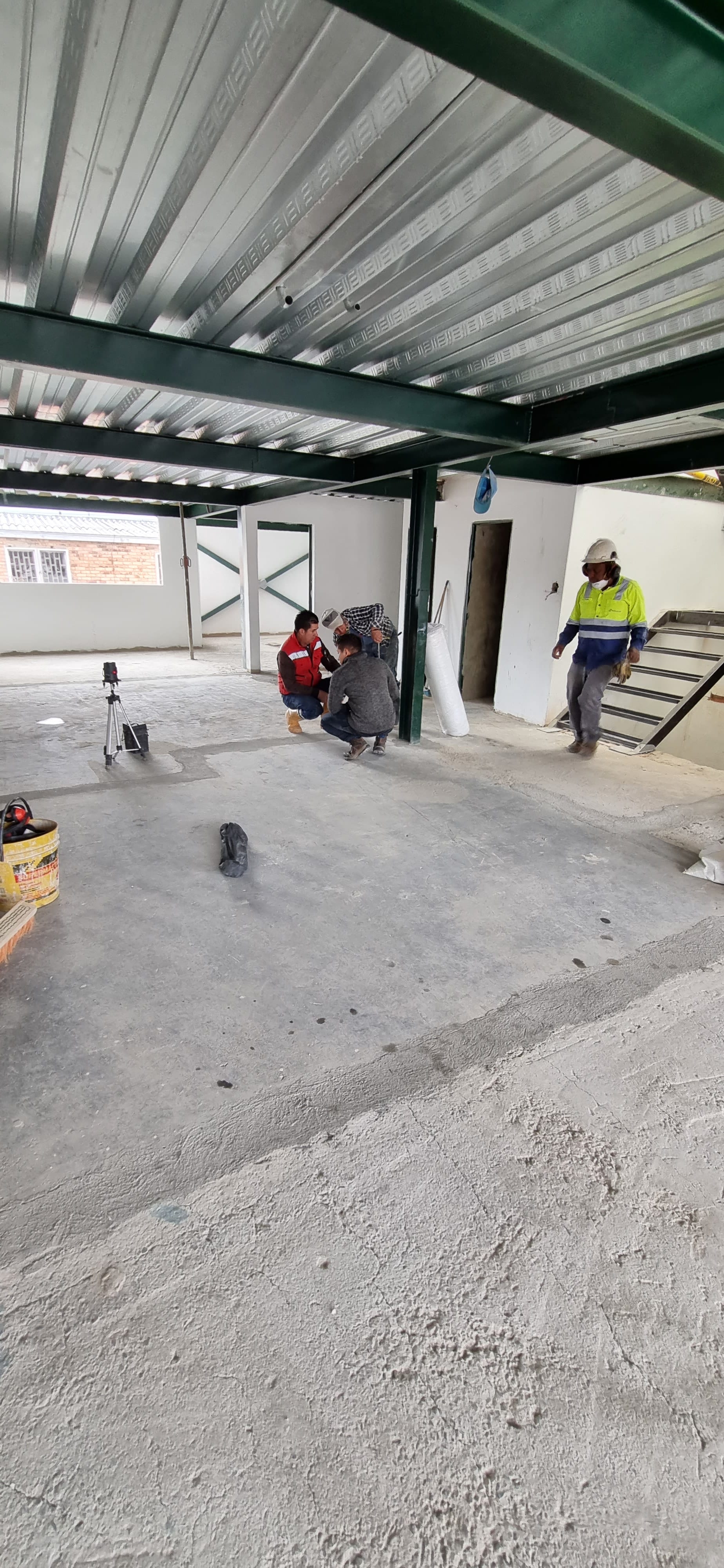 Terraza y zona de bienestar — JIC Eléctricos Bogotá