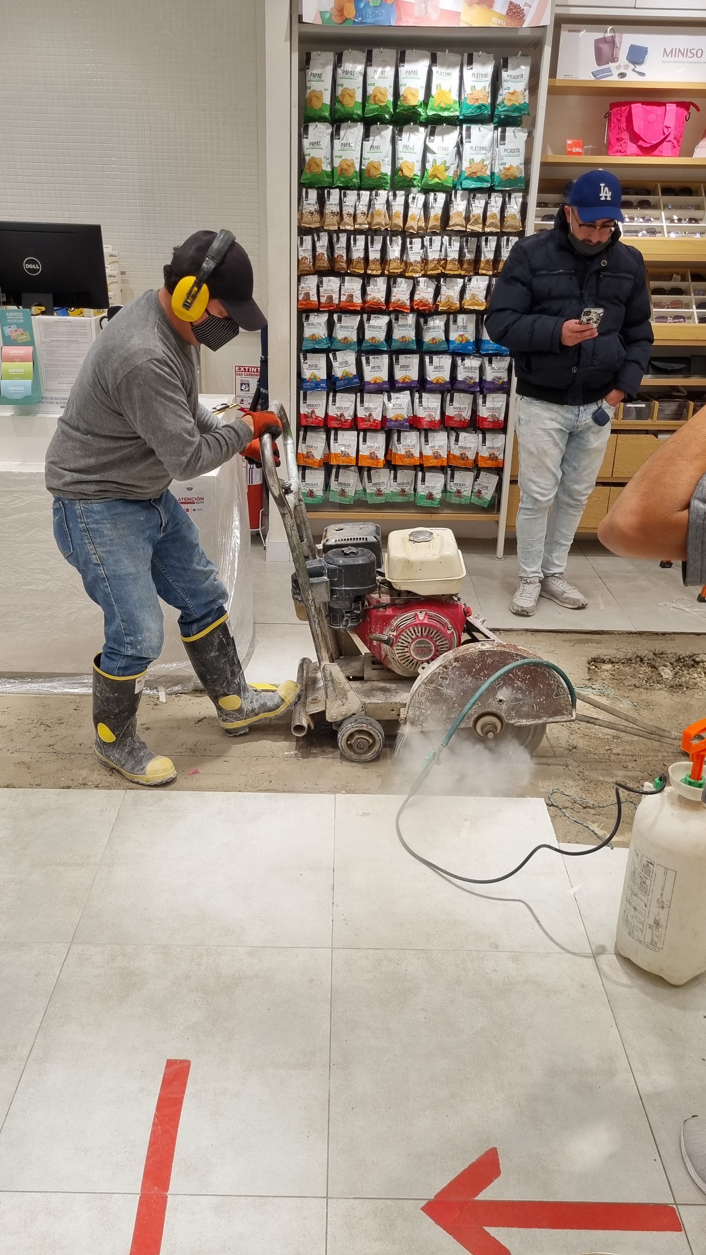 Interior terminado — MINISO — Diverplaza — APLOSS Bogotá