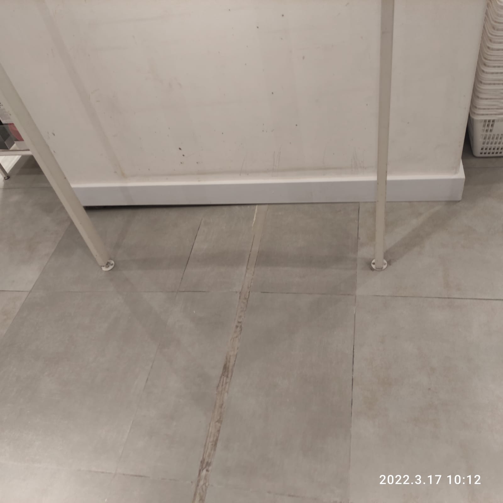 Adecuación técnica de piso MINISO Diverplaza Bogotá — corrección junta de dilatación — APLOSS