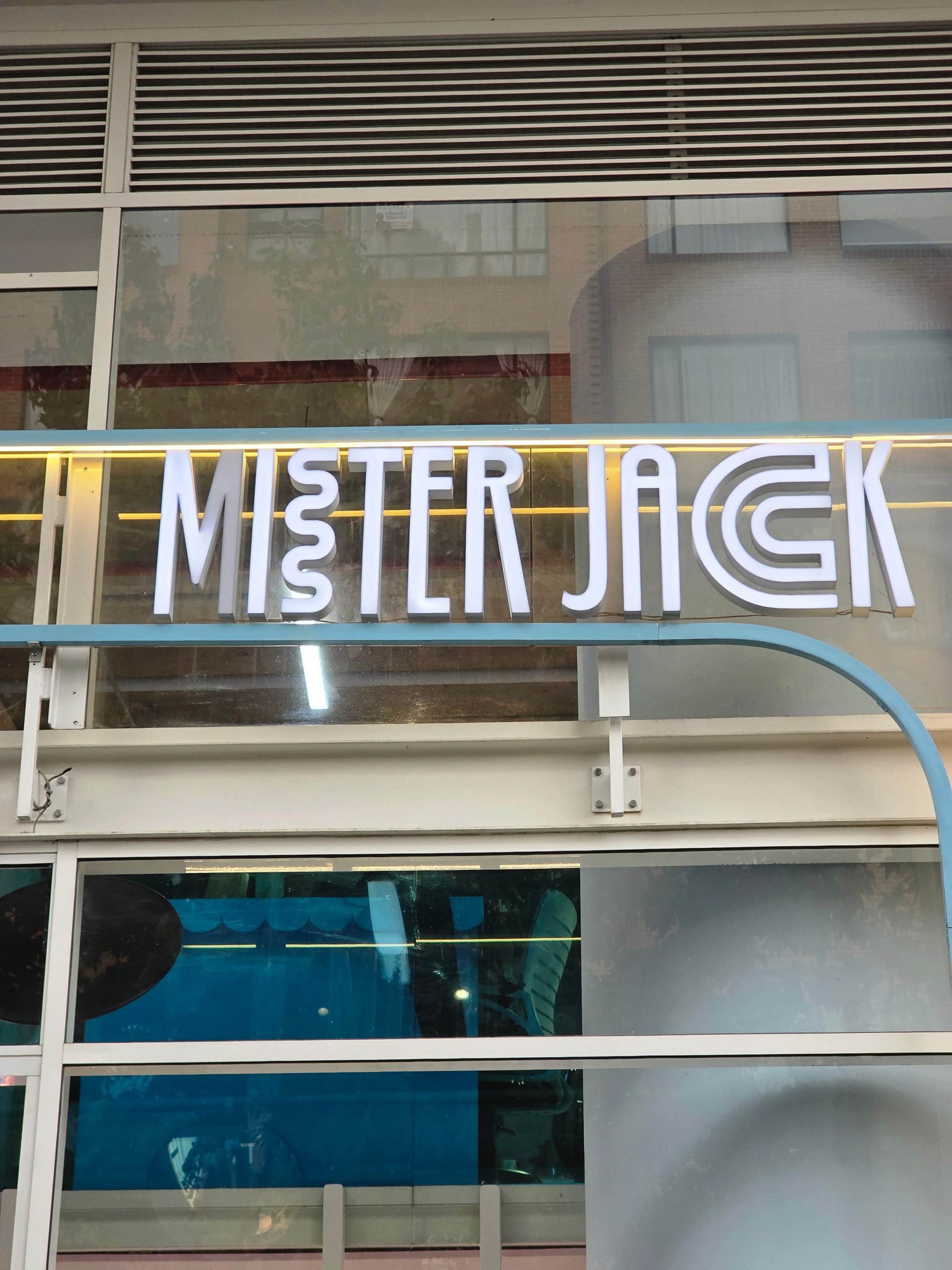 Iluminación y cielos — Mr. Jack — Local Chapinero